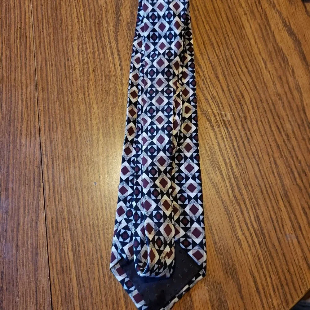 Alfani Mens Silk Black and Red Dimond Pattern Geometric Formal Necktie Tie